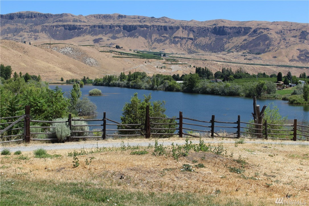 Property Photo: 5201 Rock Island Dr WA 98850