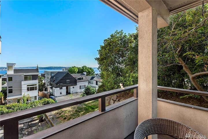 Property Photo:  1001 2nd Ave W 204  WA 98119 