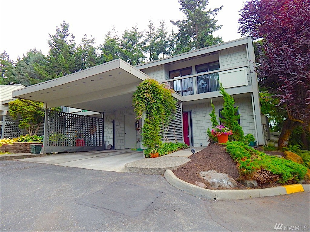 Property Photo:  22713 Lakeview Dr B-6  WA 98043 