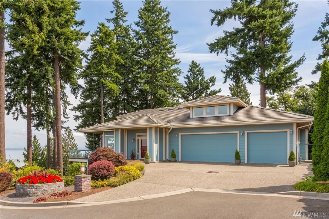 Property Photo:  602 Loveland Ave  WA 98275 