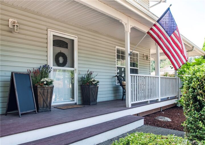 Property Photo:  1012 135th Ave SE  WA 98290 