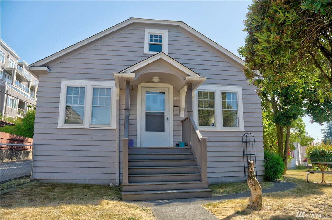 Property Photo:  4954 Lewis Place SW  WA 98116 