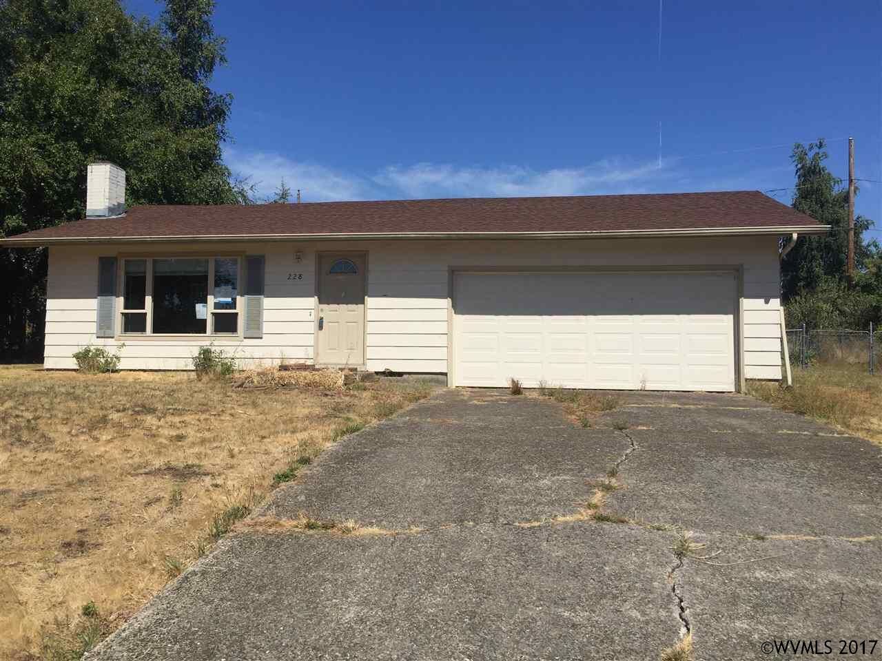 Property Photo: 228 NW Denton Av OR 97338