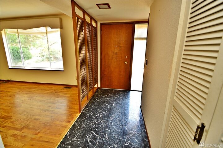 Property Photo: 504 Riverview Dr NE WA 98002