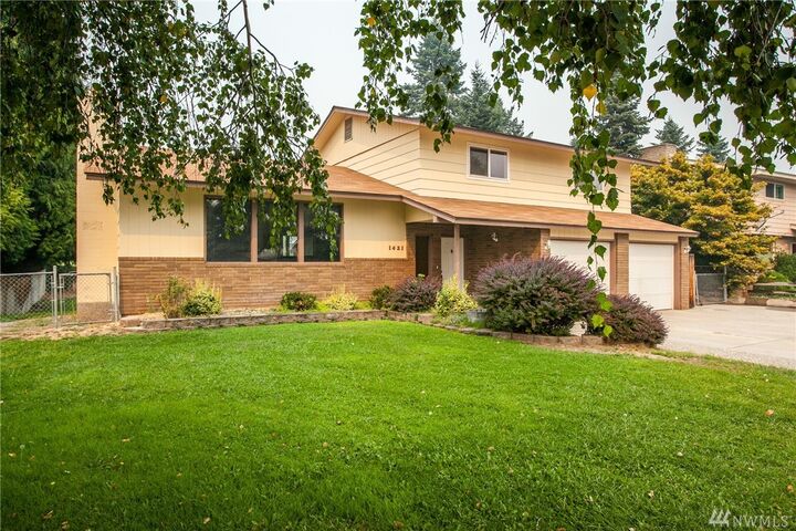 Property Photo:  1421 SE 2nd St  WA 98802 