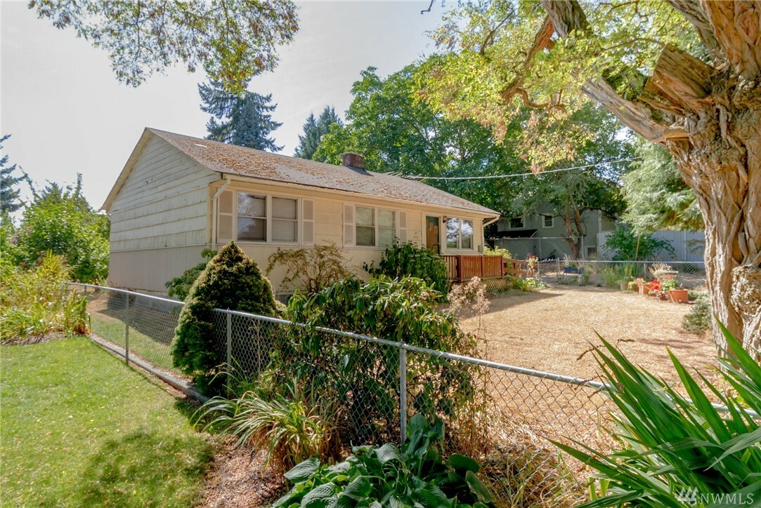 Property Photo:  2117 NE 16th St  WA 98056 