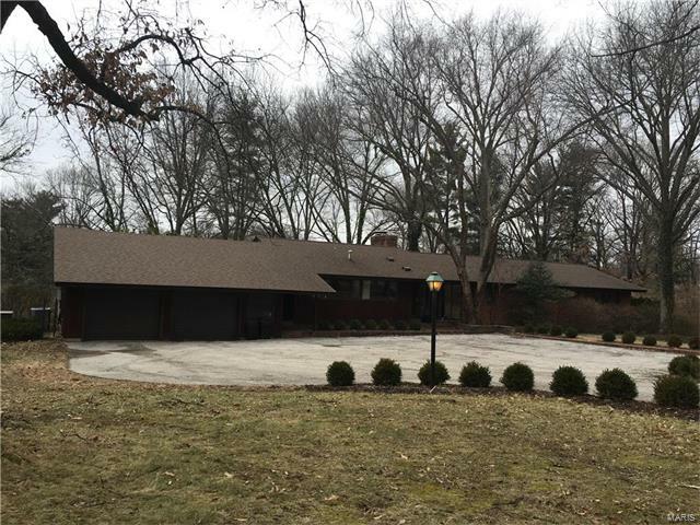 Property Photo: 5 Colonial Hills Drive 63141