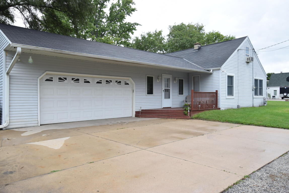 Property Photo:  1413 S Parkview Ave  WI 53151 