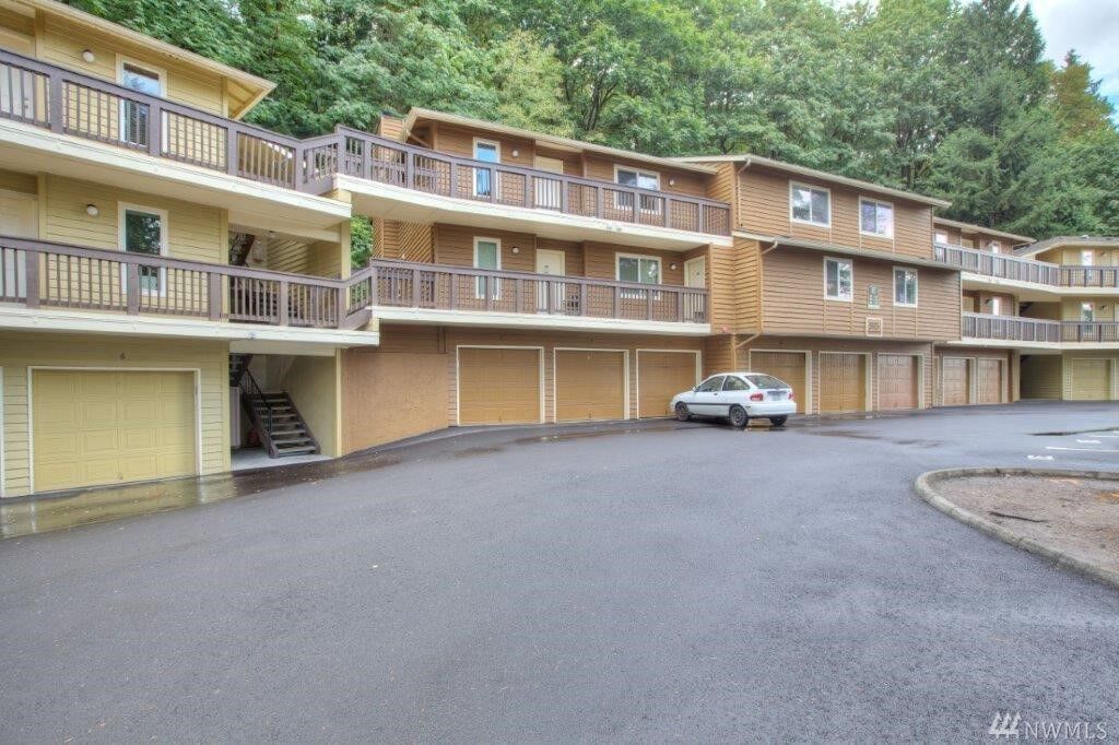 Property Photo:  515  Newport Way NW B5  WA 98027 