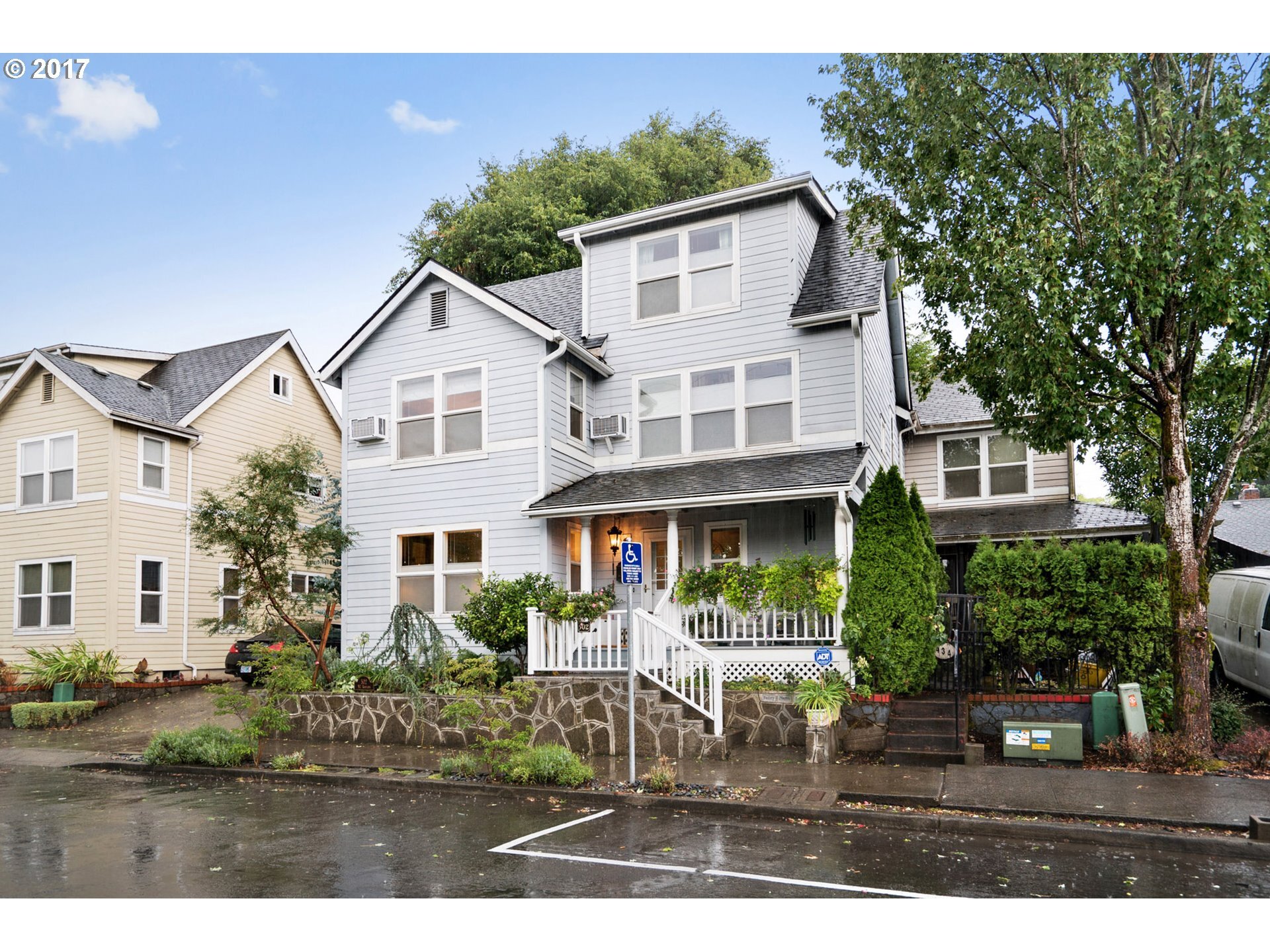 Property Photo: 502 NE Roselawn St OR 97211