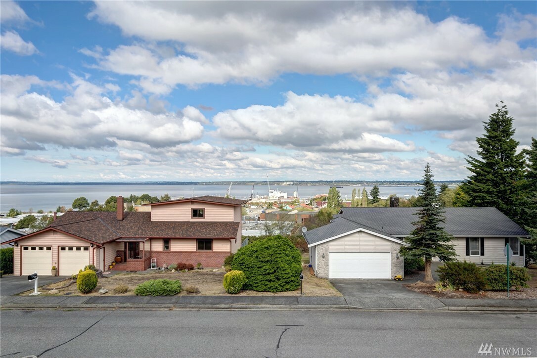 Property Photo:  1810 4th St  WA 98225 