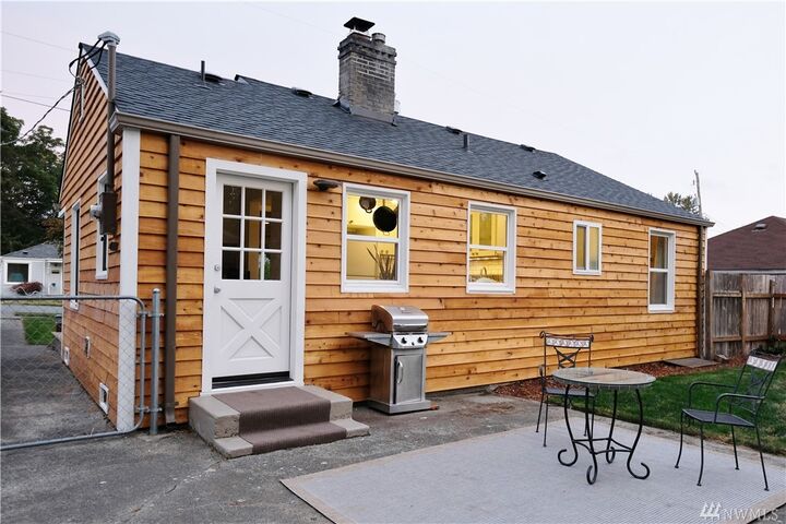 Property Photo: 12856 7th Ave S WA 98168