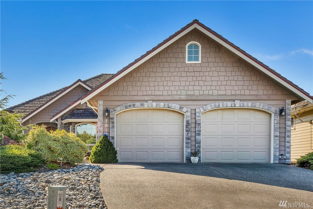 Property Photo: 7913 W Golf Course Dr WA 98230