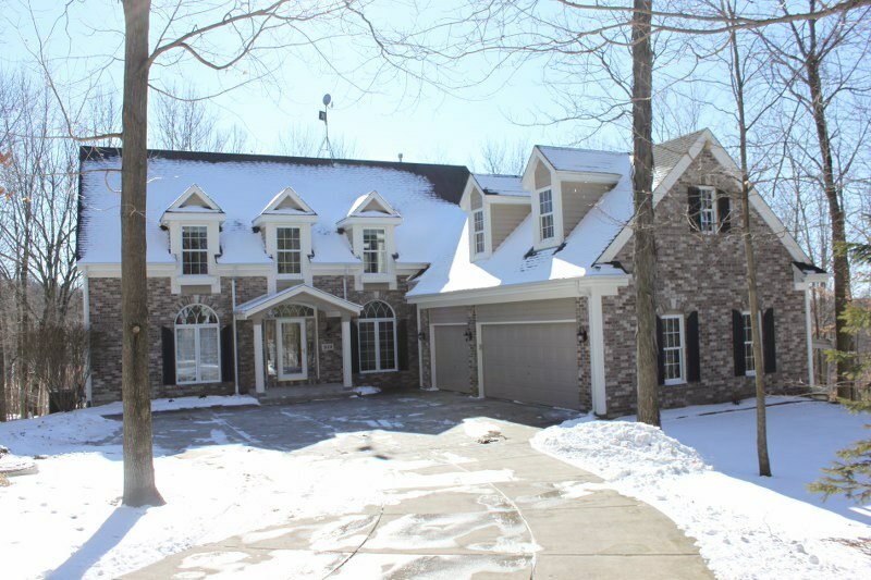 Property Photo:  511 Bayberry Ln  WI 53086-9239 