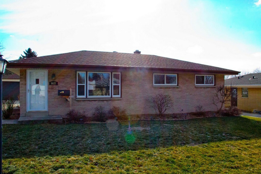 Property Photo:  9627 W Rosedale Ave  WI 53227-3331 