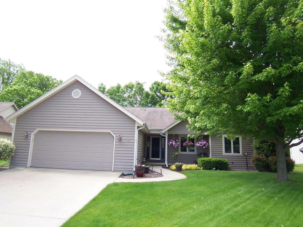 Property Photo:  499 Gavin Pkwy  WI 53040-9183 