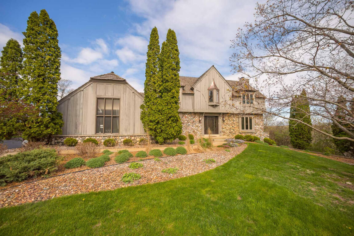 Property Photo:  W265n7330 Thousand Oaks Dr  WI 53089 