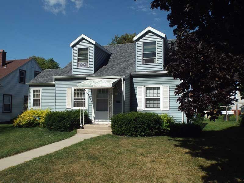 Property Photo:  114 East Ave  WI 53095-3404 