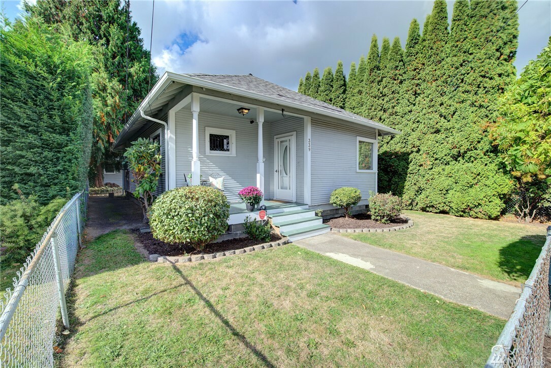 Property Photo:  339 Meadow Ave N  WA 98057 