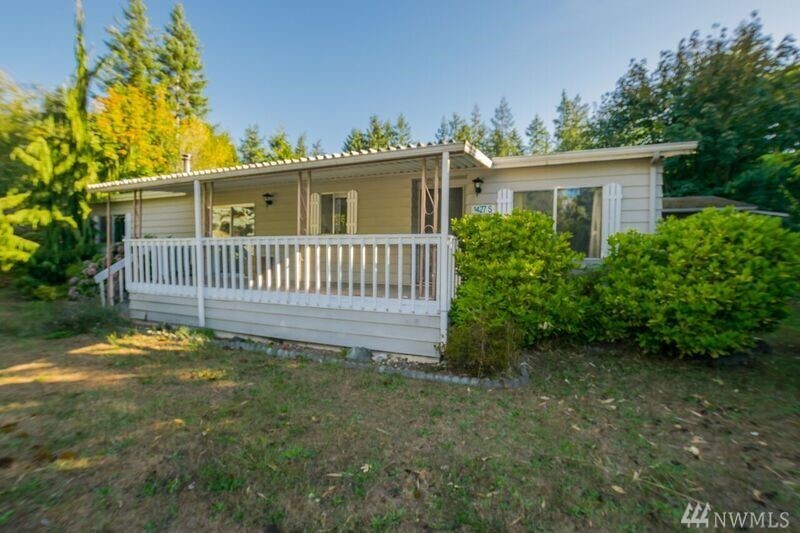 Property Photo: 1427 Lakewood Dr WA 98282