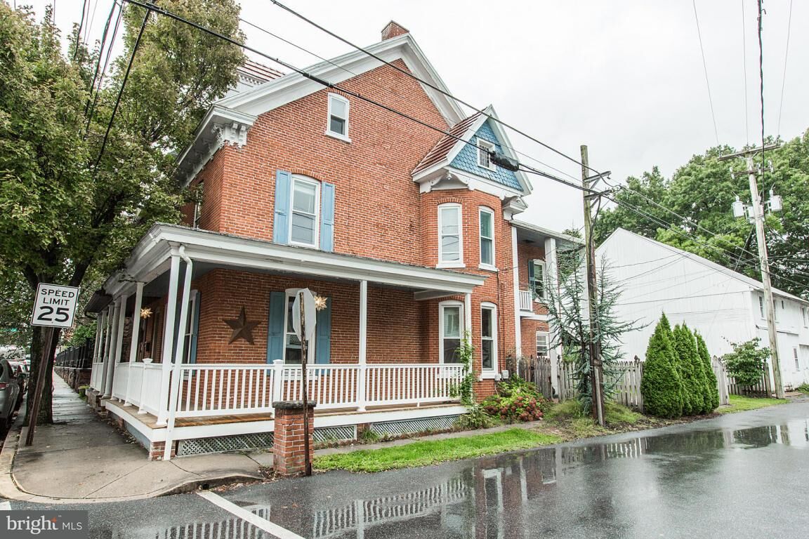 Property Photo:  14 W Orange Street  PA 17543 