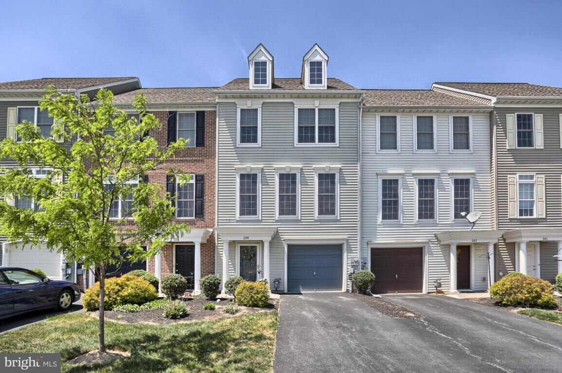 Property Photo: 209 Lakeside Crossing PA 17552