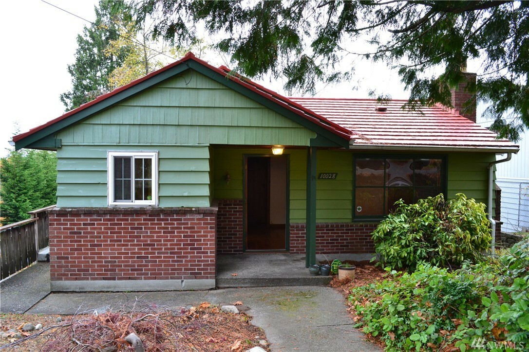 Property Photo: 10028 2nd Ave S WA 98168