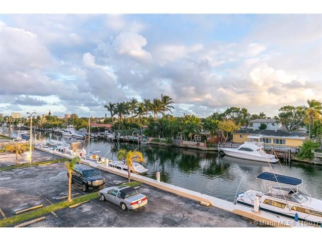 Property Photo:  2020 NE 135th St 308  FL 33181 