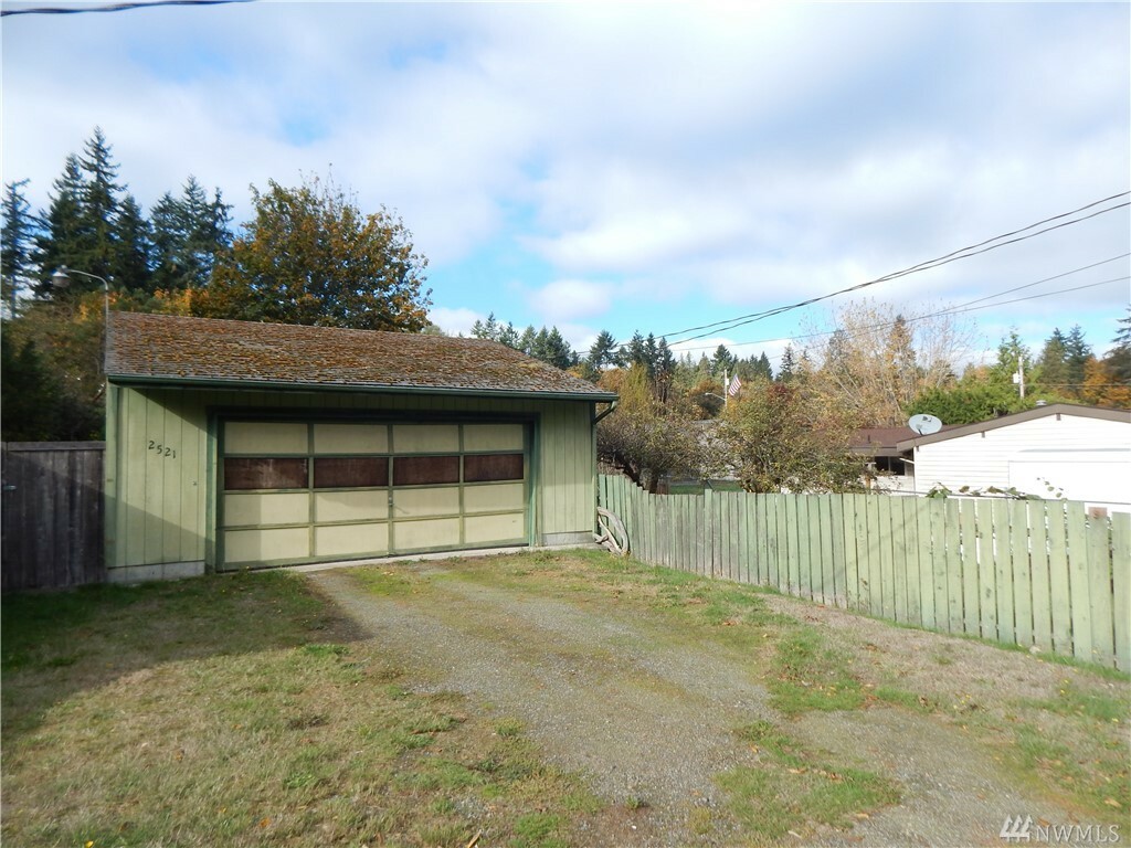 Property Photo:  2521 Trenton Ave  WA 98310 