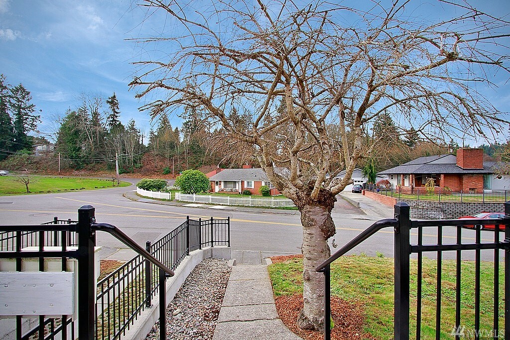 Property Photo:  4621 Hoyt Ave  WA 98203 