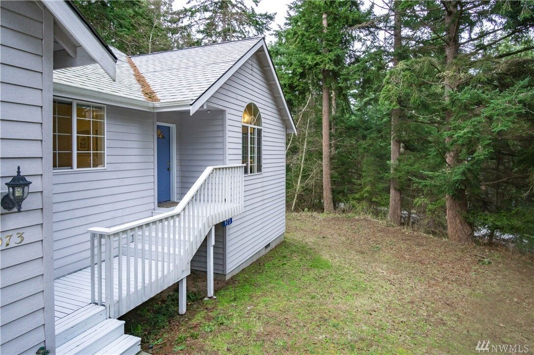 Property Photo:  973 NE Pennington Lp  WA 98239 