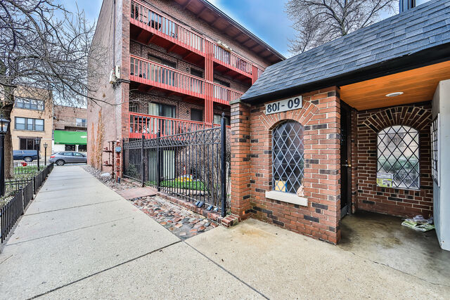 Property Photo:  803 Oakdale Avenue 3A  IL 60657 