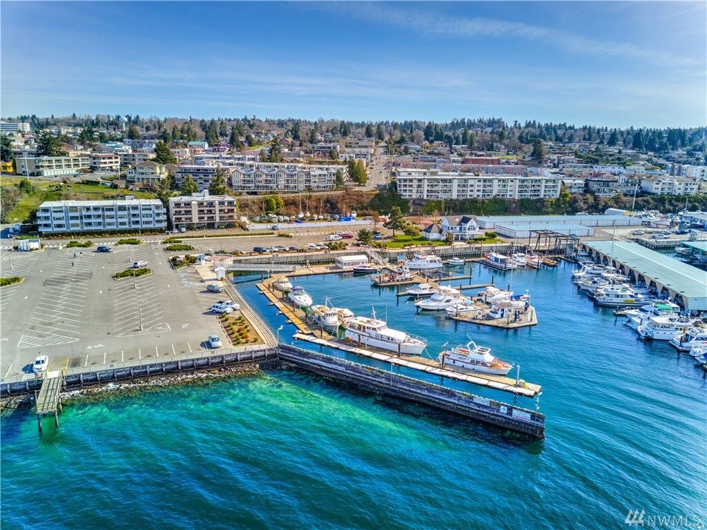 Property Photo:  22211 Cliff Avenue S 204  WA 98198