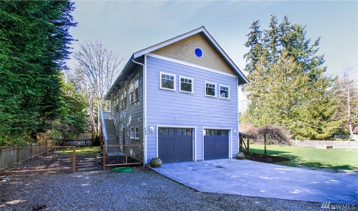 Property Photo:  689 Park Ave NE  WA 98110 