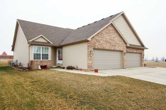 Property Photo:  832 Pheasant Run  IL 60914 