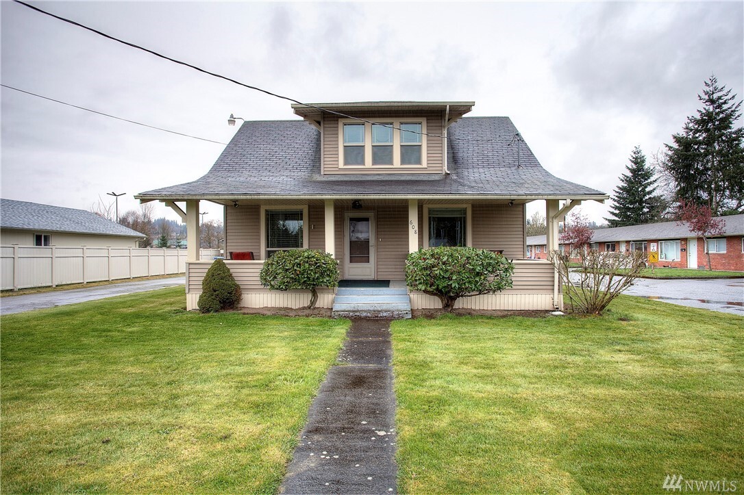 Property Photo: 608 SW 9th Ave WA 98371