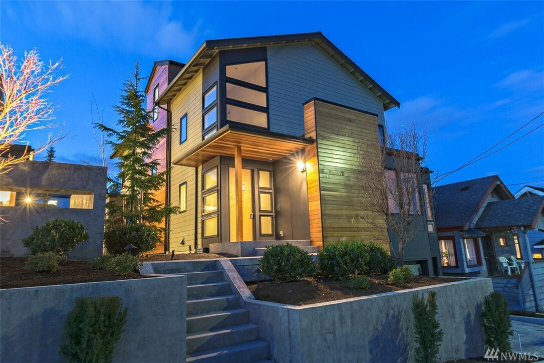 Property Photo: 2206 E Thomas St WA 98112