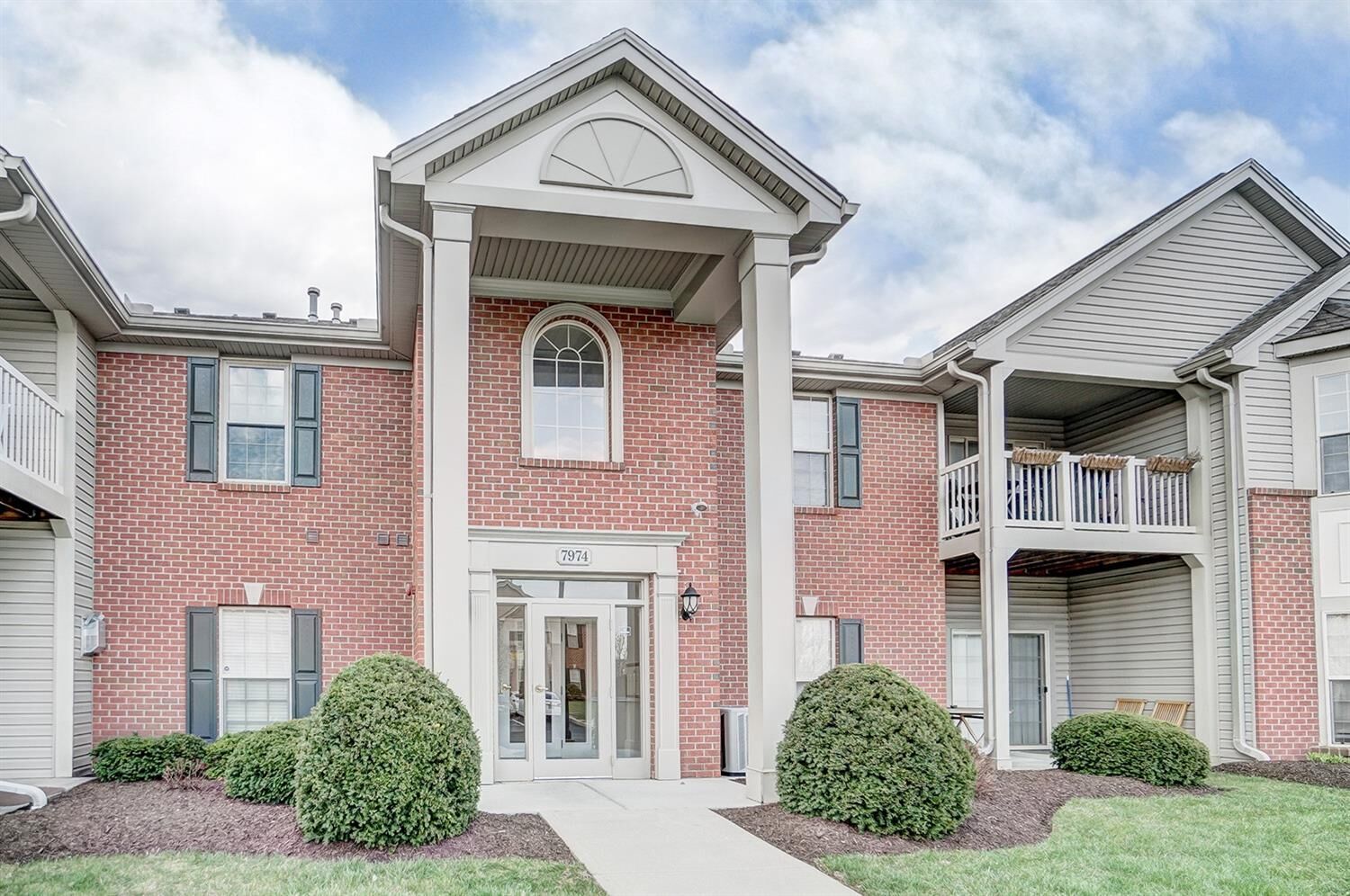 Property Photo: 7974 Pinnacle Point Drive 204 OH 45069