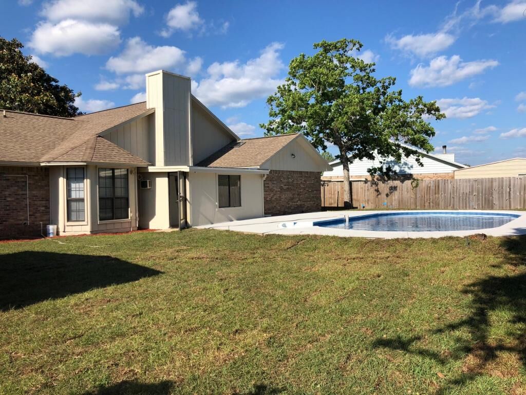 Property Photo:  204 Lakeside Lane  FL 32569 