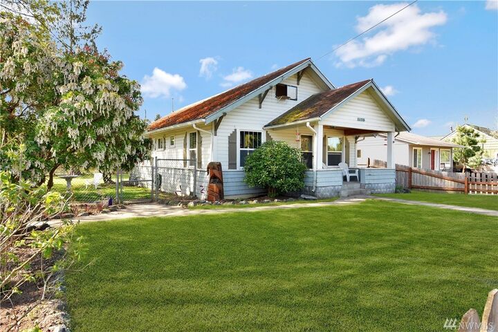 Property Photo: 1125 E State St WA 98284