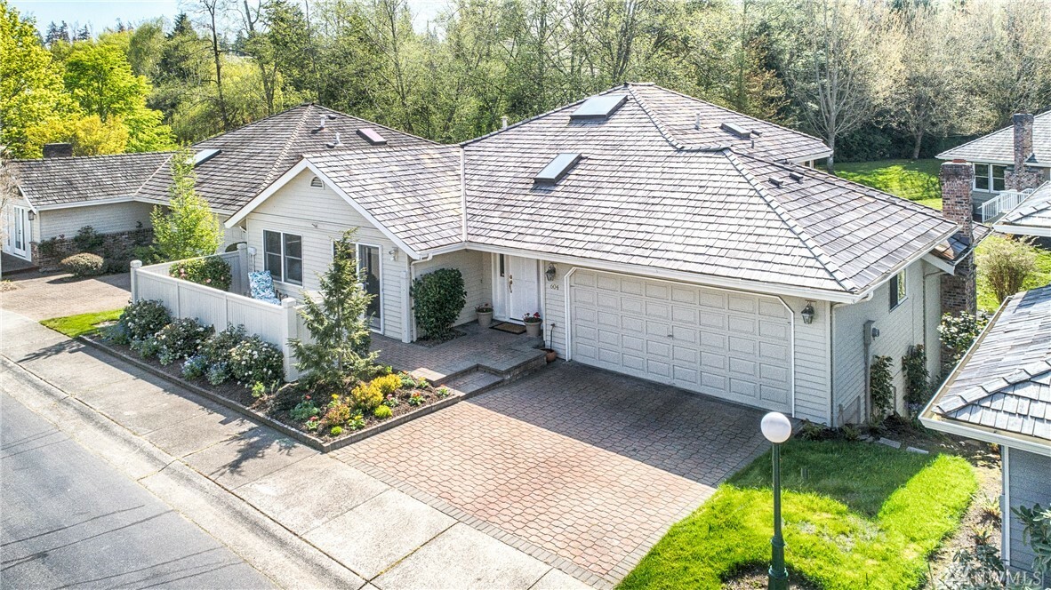 Property Photo:  604 Elm Place  WA 98020 