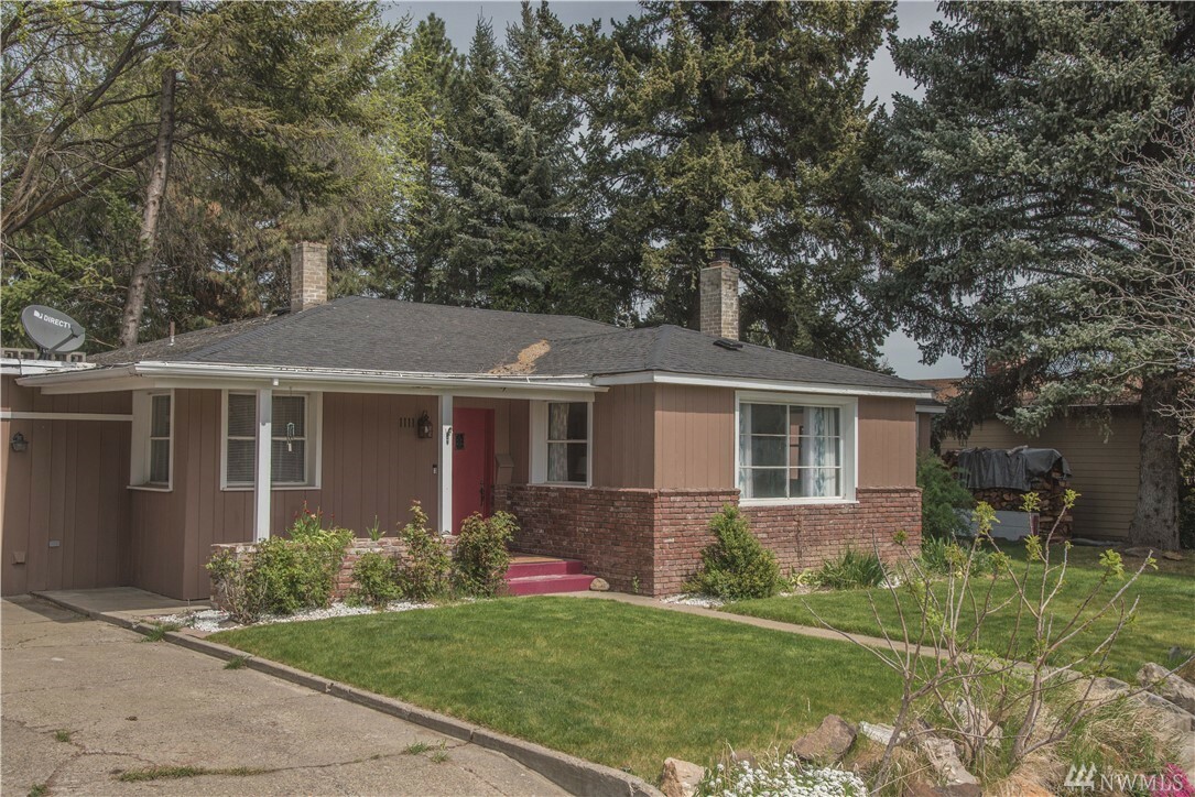 Property Photo: 1111 E 2nd WA 98926