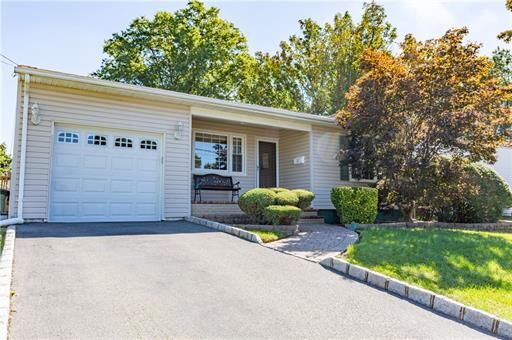 Property Photo:  17 Holly Place  NJ 08817 