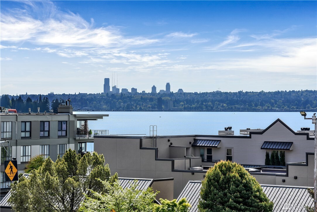 Property Photo: 10116 NE 64th St B WA 98033
