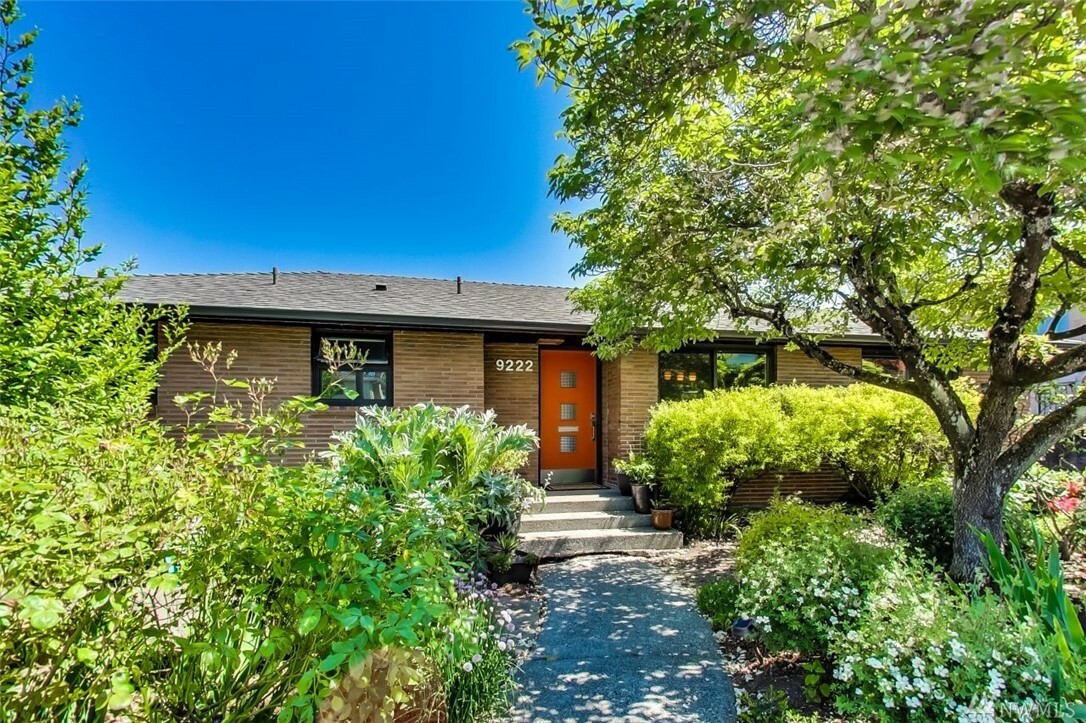 Property Photo:  9222 Spear Place S  WA 98118 