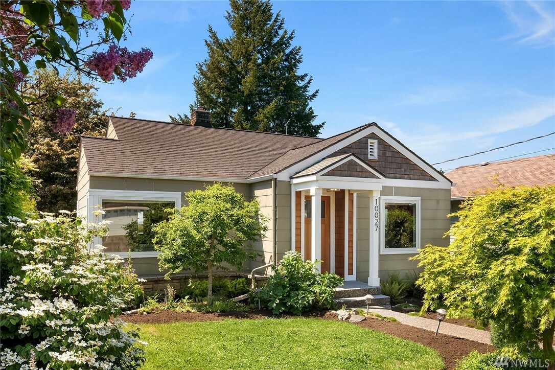 Property Photo: 10027 California Ave SW WA 98146