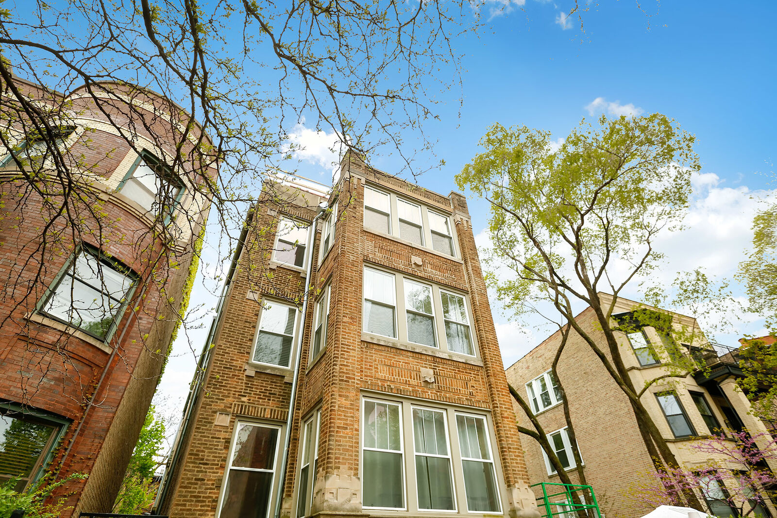 Property Photo:  911 W Gordon Terrace 2  IL 60613 