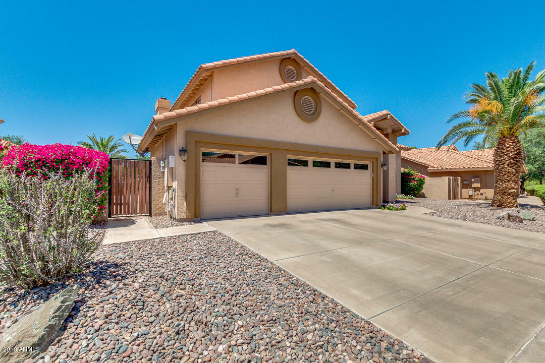 Property Photo:  932 W Iris Drive  AZ 85233 