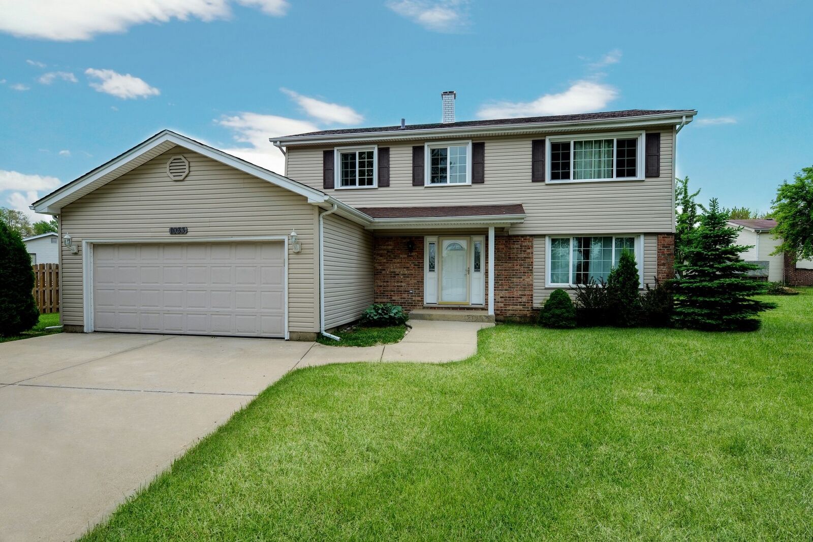 Property Photo: 1033 Beverly Court IL 60148