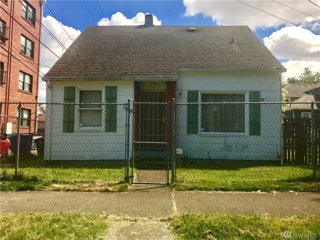 Property Photo:  1112 S 7th St  WA 98405 
